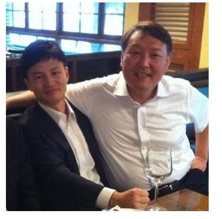 그들에게도 이런 시절은 있었다. 아니 두 사람 관계의 거의 대부분은 이런 모습이었다. 우정과 동지애가 넘쳐나던 브로맨스는 도대체 어떤 경로를 거쳐 배신과 복수가 난무하는 누아르로 변질된 걸까. 이제부터 그 길을 따라가 보자. 사진 한동훈팬클럽