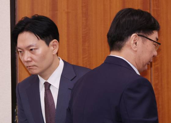 14일 서울 여의도 국회에서 열린 법무부 등에 대한 법제사법위원회 국정감사에서 국민의힘 나경원 의원의 질의가 이어지고 있는 가운데 박상용 법무연수원 교수가 발언대로, 이화영 전 경기도 평화부지사가 답변을 마치고 자리로 향하고 있다. 연합뉴스