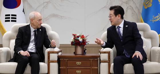 이재명 대통령이 지난달 18일 서울 용산 대통령실에서 마이클 샌델 하버드대학교 교수를 만나 대화하고 있다. 대통령실사진기자단