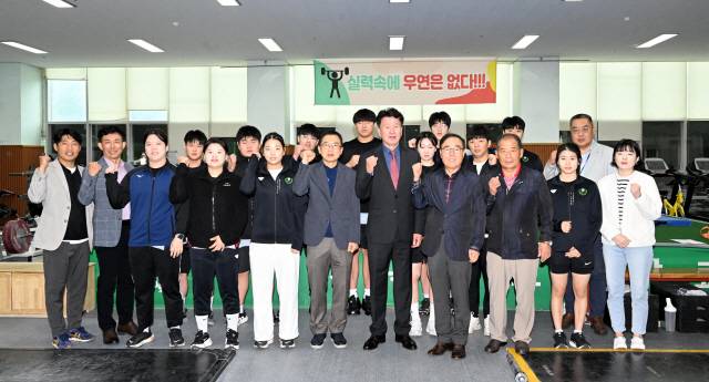 ▲ 경민현 강원도민일보 사장이 13일 제106회 전국체육대회를 앞두고 강원체고 역도장에서 훈련 중인 선수들을 찾아 격려금을 전달하고 선전을 기원했다. 김정호 기자