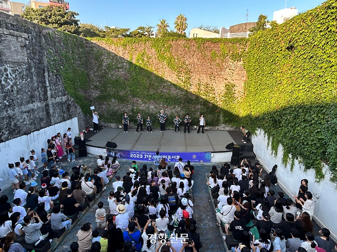 서귀포관광극장은 극장 폐업 후 지붕없는 구조를 살려 각종 문화예술 야외 공연장으로 활용됐다. 서귀포시 제공