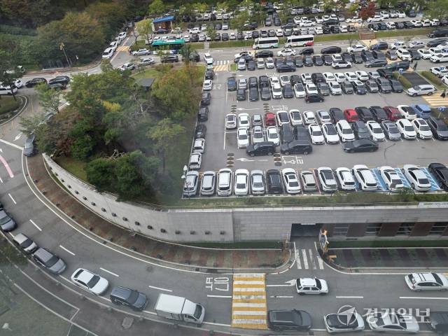 광주시청 주차장에 차량들이 빼곡하게 주차돼 있다. 한상훈기자