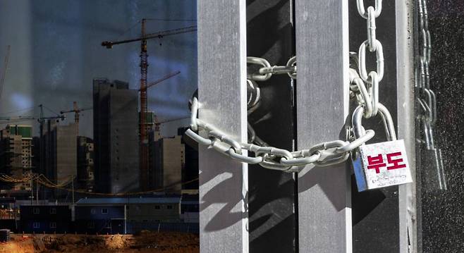 건설경기 침체에 따른 기업 실적 하락이 지속되고 있다. /그래픽=강지호 디자인 기자