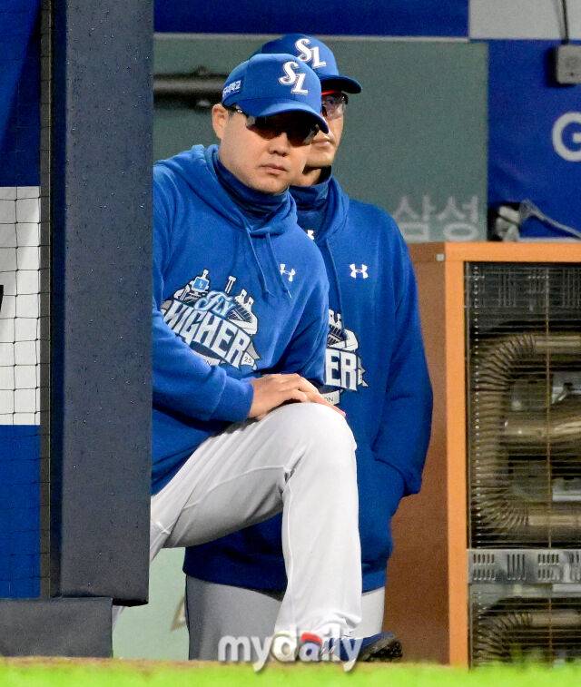 2025년 10월 13일 오후 대구 삼성라이온즈파크에서 열린 '2025 신한 SOL Bank KBO 포스트시즌' SSG 랜더스와 삼성 라이온즈의 준플레이오프 3차전 경기. 삼성 박진만 감독이 지켜보고 있다./대구=유진형 기자