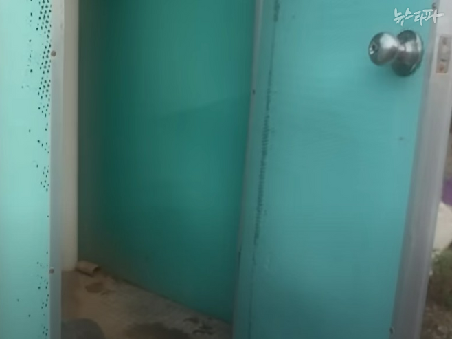 비닐하우스 숙소 밖에 재래식 간이화장실이 설치돼 있다.