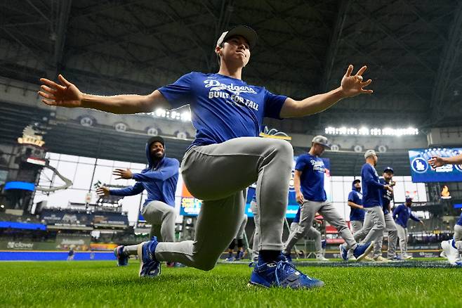 1차전에 앞서 몸을 푸는 다저스 김혜성. 연합뉴스