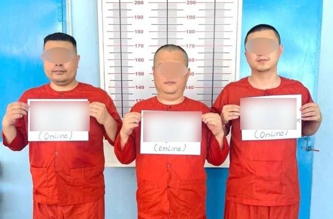 지난 11일(현지시간) 캄보디아 깜폿지방검찰청이 한국인 박모씨에 대한 살인과 사기 혐의로 구속기소한 30~40대 중국인 3명의 모습. 캄보디아 정보부 제공