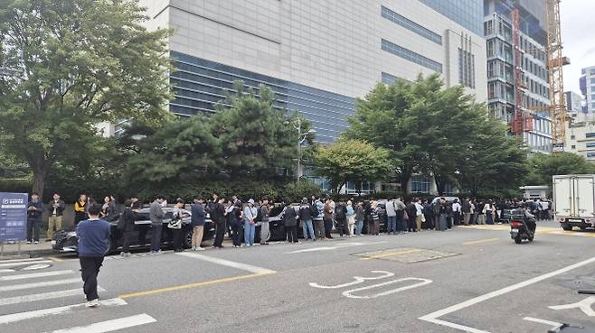 서울 성동구 성수동에 마련된 팔란티어 팝업스토어 방문을 위해 줄을 선 시민들. 민나리 기자