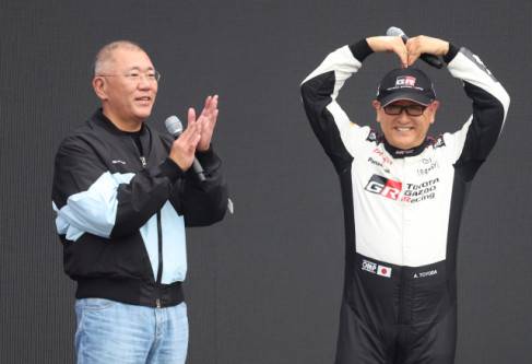 지난해 10월 27일 경기 용인시 에버랜드 스피드웨이에서 열린 '현대 N x 토요타 가주 레이싱(Hyundai N x TOYOTA GAZOO Racing) 페스티벌'에서 정의선(왼쪽) 현대자동차그룹 회장과 도요다 아키오 일본 도요타자동차그룹 회장이 함께 인사하고 있다. 연합뉴스