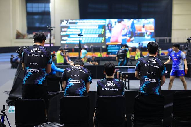 한국남자탁구대표팀 선수들이 12일(한국시간) 인도 부바네스와르의 칼링가스타디움에서 열린 2025아시아탁구선수권 2일째 남자 단체전 8강에서 일본에 매치스코어 1-3으로 패한뒤 아쉬워하고 있다. 그동안 약점으로 지적된 단식 경쟁력의 강화가 절실하다. 사진제공│대한탁구협회