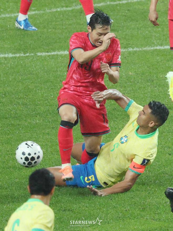 한국 축구 국가대표팀이 10일 서울월드컵경기장에서 브라질 대표팀과 친선경기를 벌였다. 이강인의 돌파를 브라질 카세미루가 태클로 저지하고 있다. /사진=김진경 대기자
