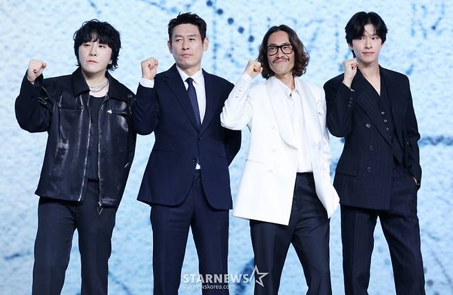 변성현 감독, 배우 설경구, 류승범, 홍경이 14일 서울 종로구 JW 메리어트 동대문 스퀘어에서 진행된 넷플릭스 영화 '굿뉴스' 제작보고회에 참석해 포즈를 취하고 있다. /2025.10.14 /사진=김휘선 hwijpg@