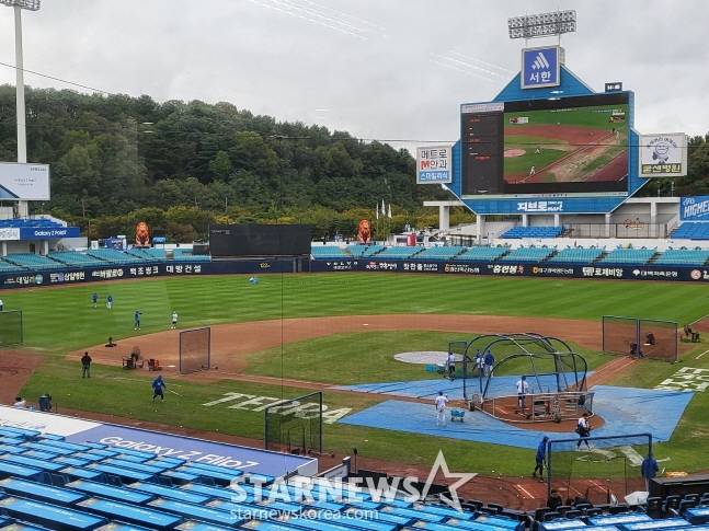 준PO 4차전이 열릴 대구 삼성라이온즈파크 전경. 삼성 선수들이 훈련을 진행하고 있다. /사진=안호근 기자