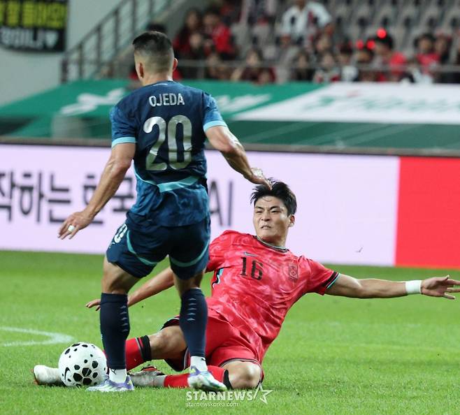 한국 축구 국가대표팀이 14일 서울월드컵경기장에서 파라과이 대표팀과 친선경기를 벌였다. 박진섭이 파라과이 오제다의 역습을 태클로 저지하고 있다. /사진=김진경 대기자