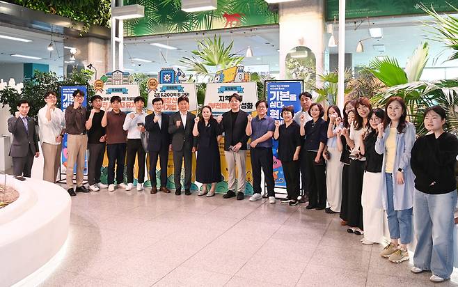 부천시청에서 열린 혁신정책 우수사례 전회회에 참여한 시민들과 김병수 시장이 함께 사진촬영을 하고 있다.사진=부천시