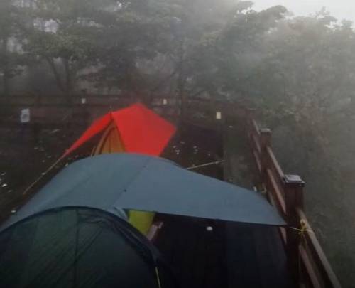 ◇강원자치도 춘천시 대룡산 전망대에서 캠핑족들이 텐트를 치고 자리를 차지하고 있는 모습. 사진=온라인 커뮤니티 보배드림 캡처.