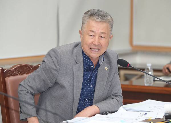 15일 행정사무감사에서 발언하고 있는 양용만 의원.