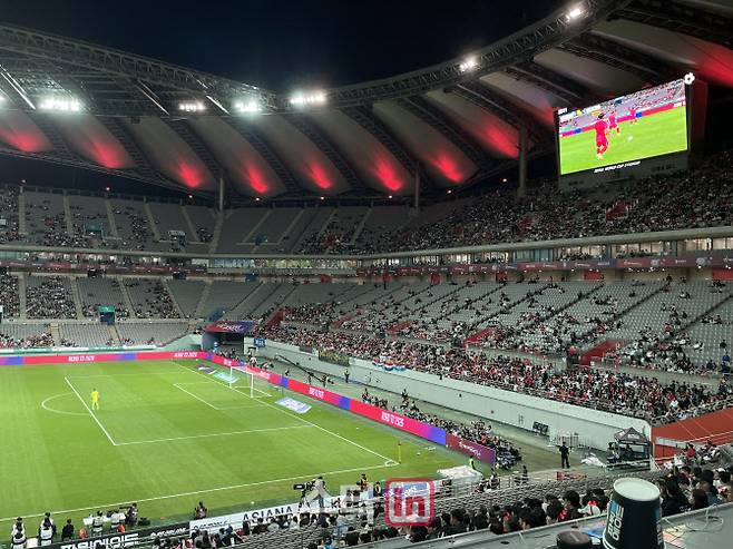 14일 서울월드컵경기장에서 열린 한국과 파라과이 경기에서 좌석 곳곳이 비어 있다.