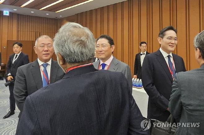 (오른쪽부터)이재용 삼성전자 회장, 조현준 효성그룹 회장, 정의선 현대차그룹 회장이 15일 일본 도쿄 게이단렌(경제단체연합회) 회관에서 열린 한미일 경제대화에서 참석자들과 이야기를 나누고 있다. (사진=연합뉴스)