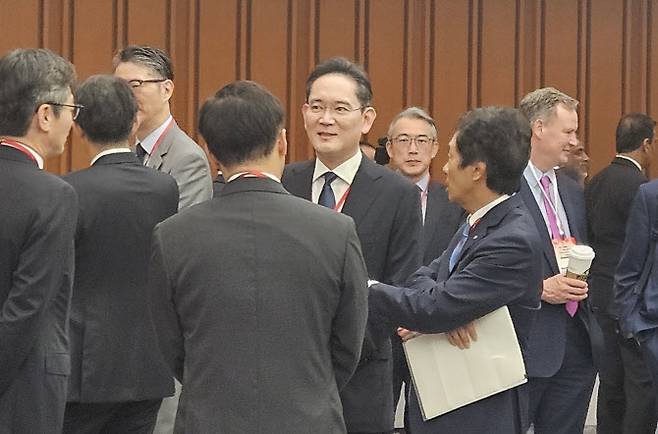 이재용 삼성전자 회장이 15일 일본 도쿄 게이단렌(경제단체연합회) 회관에서 열린 한미일 경제대화에서 참석자들과 이야기를 나누고 있다. (사진=연합뉴스)