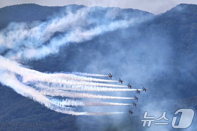 공군 특수비행팀 블랙이글스 편대가 15일 경기 성남시 서울공항 일대에서 국제 항공우주 및 방위산업 전시회(ADEX)를 앞두고 에어쇼 사전연습 비행을 하고 있다. 2025.10.15/뉴스1 ⓒ News1 구윤성 기자