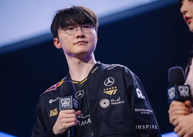 T1 ‘페이커’ 이상혁이 14일(한국시간) 중국 베이징 스마트e스포츠 센터에서 열린 롤드컵 플레이-인 스테이지 IG전 승리 후 무대 인터뷰를 하고 있다. 사진 | 라이엇 게임즈
