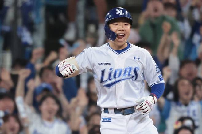 삼성 김지찬이 14일 대구삼성라이온즈파크에서 열린 2025 KBO 포스트시즌 SSG와 준플레이오프(준PO) 4차전에서 3회말 적시타를 친 뒤 환호하고 있다. 사진 | 삼성 라이온즈