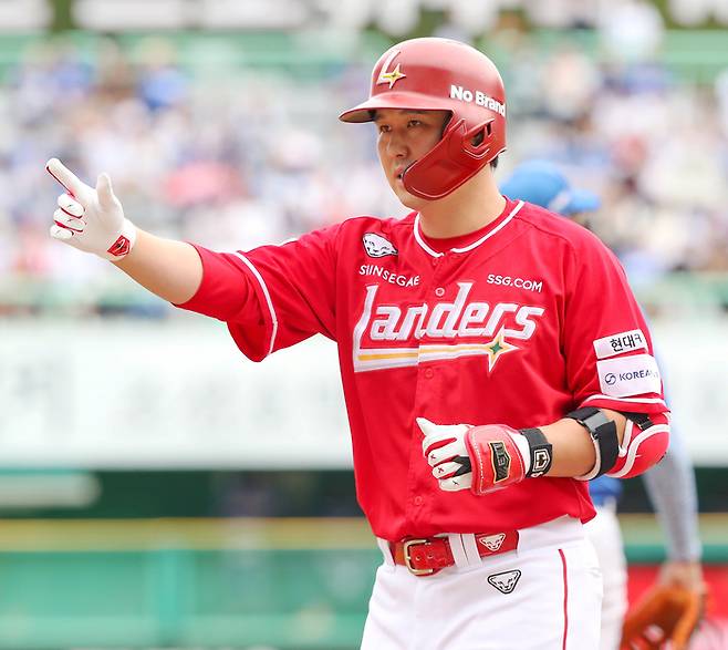 SSG 최정이 11일 인천SSG랜더스필드에서 열린 2025 KBO리그 포스트시즌 삼성과 준PO 2차전에서 안타를 치고 세리머니를 하고 있다. 사진 | SSG 랜더스