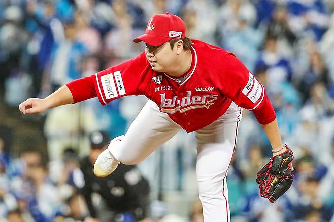 SSG 이로운이 13일 대구삼성라이온즈파크에서 열린 2025 KBO 준플레이오프 3차전 삼성과 경기에서 5회말 등판해 역투하고 있다. 사진 | SSG 랜더스