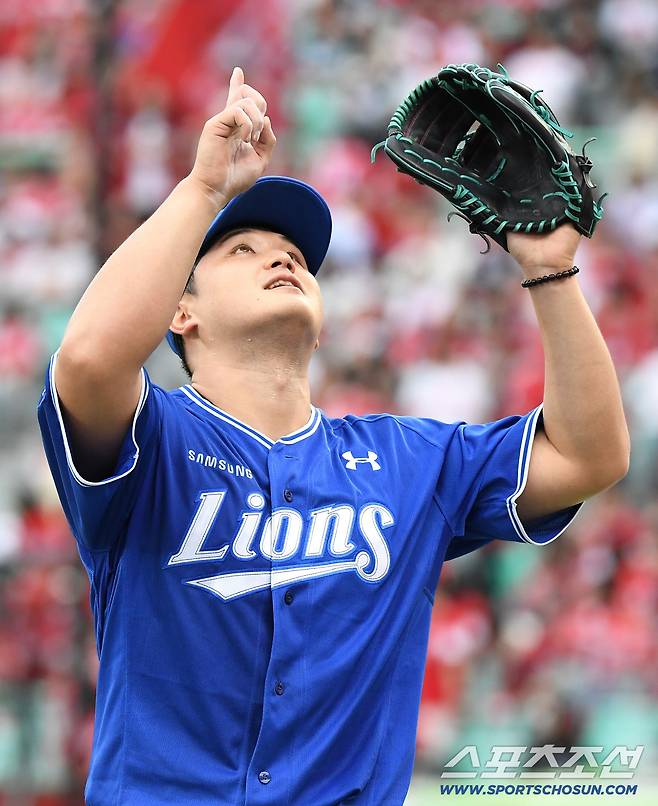 9일 인천SSG랜더스필드에서 열린 삼성과 SSG의 준PO 1차전. 6이닝 무실점으로 호투한 최원태가 세리머니를 하고 있다. 인천=정재근 기자 cjg@sportschosun.com/2025.10.9/