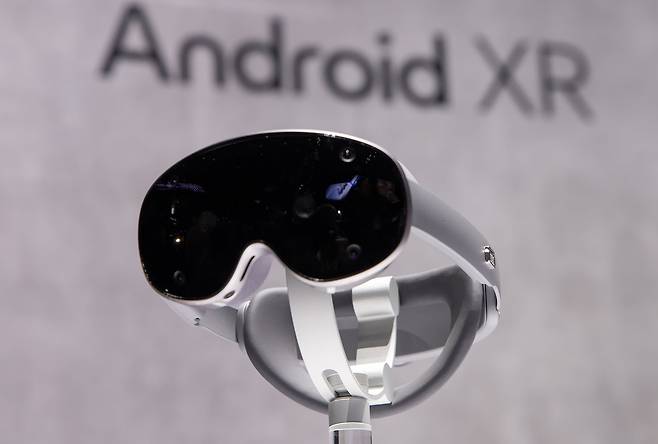 올 1월 미국 새너제이 SAP센터에서 열린 '갤럭시언팩 2025' 행사에 전시된 삼성전자의 새로운 XR 기기 콘셉트. /삼성전자