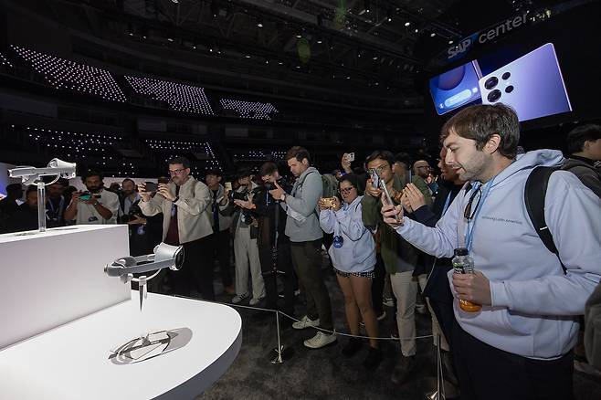 올 1월 미국 새너제이 SAP센터에서 열린 '갤럭시언팩 2025' 행사에 전시된 삼성전자의 새로운 XR 기기 콘셉트. /삼성전자