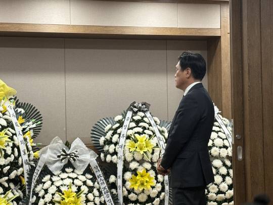 15일 대전 서구 을지대병원에 마련된 이상민 전 국회의원의 빈소에 들어선 조승래 더불어민주당 사무총장이 조문 차례를 기다리고 있다. 최다인 기자