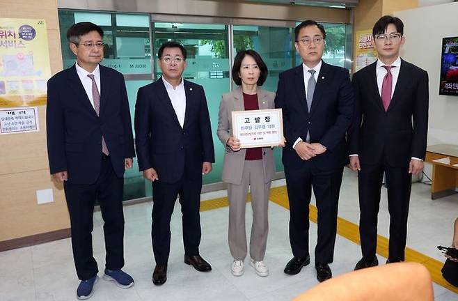 국민의힘 과학기술정보방송통신위원회(과방위) 최형두 간사를 비롯한 의원들이 15일 오후 서울 종로구 서울경찰청 민원실에서 더불어민주당 김우영 의원을 개인정보보호법 위반 및 폭행 혐의로 고발하기 위해 이동하고 있다. 왼쪽부터 김장겸·이상휘·최수진·최형두·박충권 의원 ⓒ뉴시스