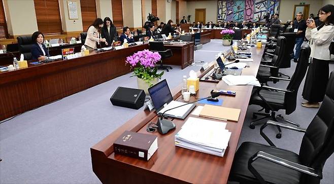 15일 서울 서초구 대법원에서 열린 국회 법제사법위원회의 대법원 현장 국정감사가 실시된 가운데 국민의힘 소속 위원을 제외한 법사위원들이 현장 점검에 나서 빈 자리가 보이고 있다. ⓒ국회사진기자단