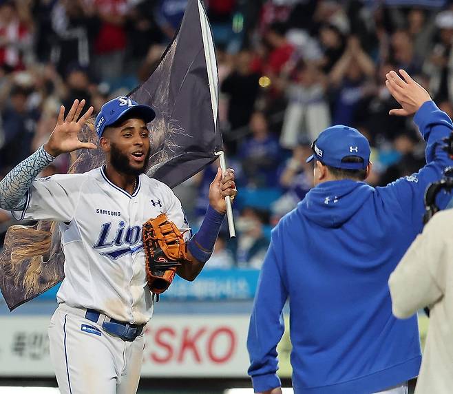 14일 SSG와의 준PO 4차전에서 8회말 결승 2점 홈런을 날린 삼성 디아즈(왼쪽)가 경기 후 박진만 감독과 하이파이브를 하고 있다. 대구=뉴스1