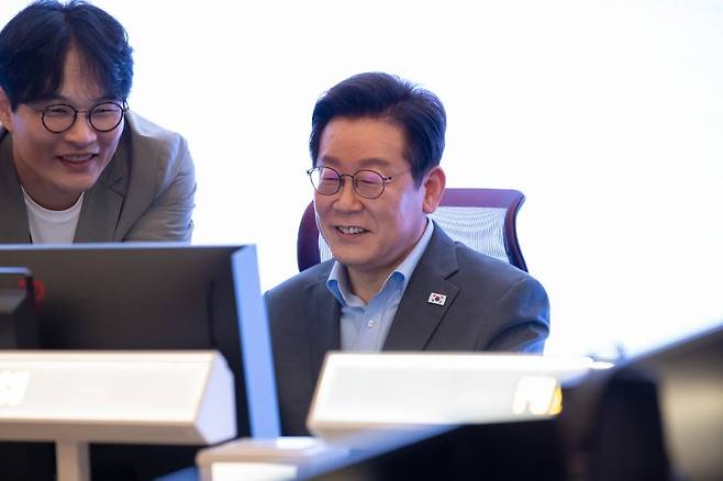 이재명 대통령이 15일 서울 성동구 펍지 성수에서 열린 K-게임 현장 간담회에서 '크래프톤' 신작 게임 '인조이' 체험을 하고 있다. 뉴스1