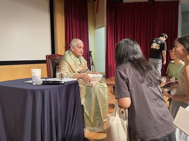 스피박이 2025년 7월31일 서울 경희대학교에서 특별강연이 끝난 뒤 자신의 책 ‘서발턴은 말할 수 있는가?’ 한국어판 번역본을 넘겨보며 청중과 이야기를 나누고 있다. 한겨레 이유진 기자