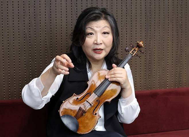 이미경 전 뮌헨 국립음대 학장은 최근 한국경제신문과의 인터뷰에서 “뮌헨 국립음대에서 가장 중요하게 가르치는 건 ‘자기만의 소리와 생각’을 키우는 것”이라며 “예술에서 개성이 없다는 건 아무것도 없다는 말과 다름없기 때문”이라고 말했다. 문경덕 기자