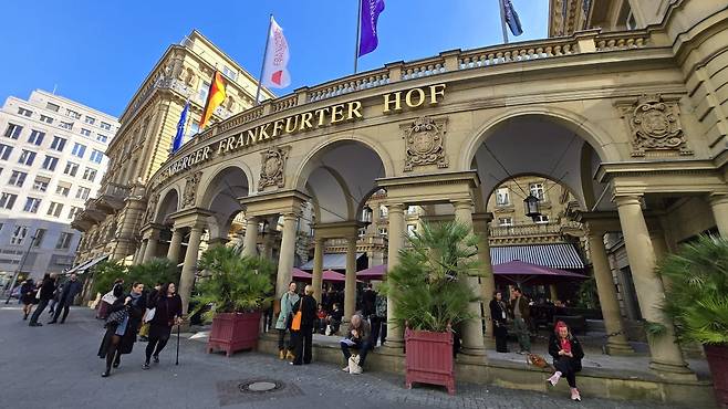 프랑크푸르트 국제도서전 개막 전날인 지난 14일 슈타이겐베르거 프랑크푸르트 호프 호텔에서는 출판 판권 거래를 위한 교류의 장이 열렸다. 프랑크푸르트=구은서 기자