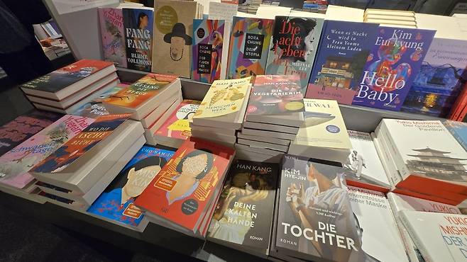 독일 대표 서점 체인 후겐두벨의 프랑크푸르트 매장에 진열된 한국 작가의 책들. 한강의 <채식주의자>, 조남주의 <82년생 김지영>, 천명관의 <고래>, 정보라의 <저주토끼> 등.