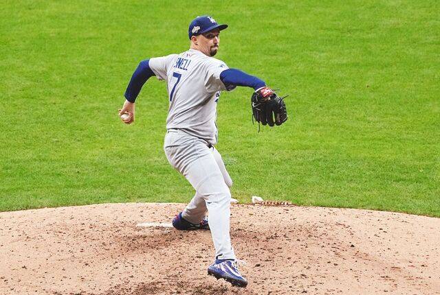 LA 다저스 투수 블레이크 스넬이 14일(한국시간) 미국 위스콘신주 밀워키의 아메리칸 패밀리 필드에서 열린 밀워키 브루어스와의 2025 미국 메이저리그(MLB) 내셔널리그 챔피언십시리즈 1차전에 선발 등판해 역투하고 있다. EPA연합뉴스