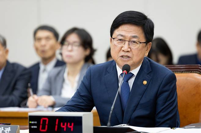 최교진 교육부 장관이 14일 서울 여의도 국회에서 열린 교육위원회의 교육부 등에 대한 국정감사에서 의원의 질의에 답하고 있다. /사진=뉴스1
