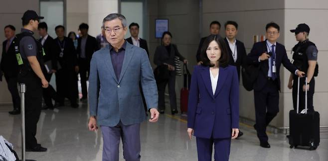 박성주 경찰청 국가수사본부장(왼쪽)과 '캄보디아 정부합동 대응팀' 단장인 김진아 외교부 2차관이 15일 오후 인천국제공항 제2터미널에서 캄보디아로 출국하고 있다./사진=뉴시스