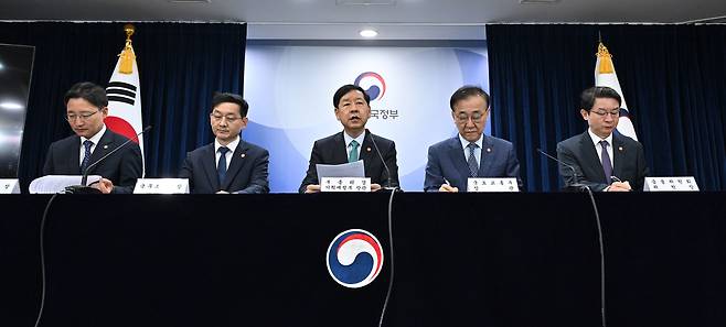 구윤철(가운데) 경제부총리 겸 기획재정부 장관이 15일 오전 서울 종로구 정부서울청사에서 주택시장 안정화 대책을 발표하고 있다. 왼쪽부터 임광현 국세청장, 윤창렬 국무조정실장, 구 부총리, 김윤덕 국토교통부 장관, 이억원 금융위원장. 임세준 기자