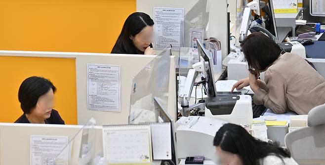 정부가 15일 최근 서울과 수도권 일부 지역의 집값이 급등에 대처하기 위해 주택시장 안정화 대책을 발표했다. 이날 발표된 안정화 대책은 조정대상지역 및 투기과열지구를 추가 지정하고, 수도권 규제지역 내 주택담보대출에 한해 스트레스 금리를 1.5%에서 3.0%로 상향 조정하는 등 부동산 관련 규제를 대폭 강화하는 것을 골자로 하고 있다. 이날 오전 서울 여의도 시내의 한 은행을 찾은 고객들이 업무를 보고 있다. 임세준 기자