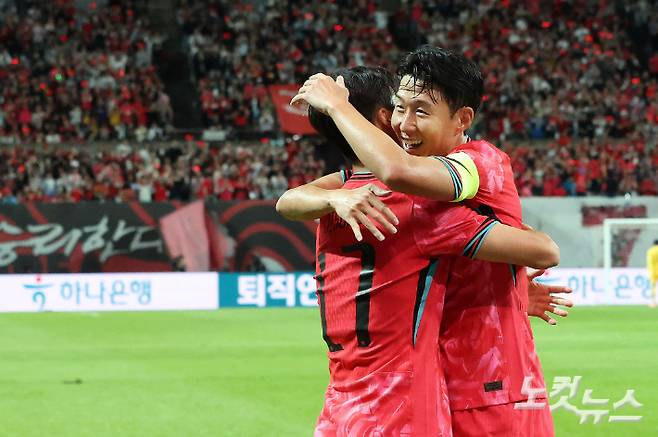 엄지성이 14일 서울 상암동 서울월드컵경기장에서 열린 축구 국가대표팀 친선경기 대한민국과 파라과이의 경기에서 선제골을 성공시킨 후 손흥민과 포옹하고 있다. 류영주 기자