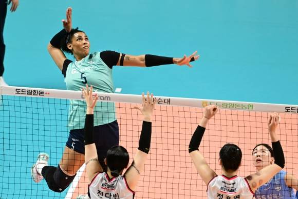 26일 서울 장충체육관에서 열린 도드람 2024-2025 V리그 여자부 정관장과 GS칼텍스의 경기. GS칼텍스 지젤 실바가 공격하고 있다. 2025.2.26 한국배구연맹 제공