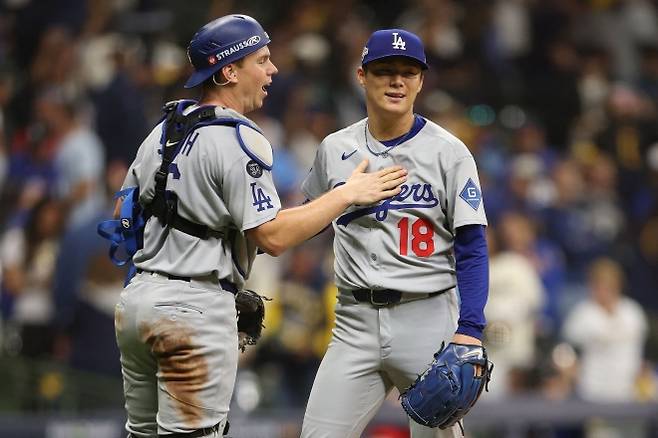 로스앤젤레스 다저스 야마모토 요시노부가 15일(한국시간) 미국 위스콘신주 밀워키의 아메리칸 패밀리 필드에서 열린 2025 미국 메이저리그(MLB) 내셔널리그 챔피언십시리즈(NLCS) 밀워키 브루어스와의 2차전에서 완투승을 거둔 뒤 포수 윌 스미스에게 축하받고 있다. AFP 연합뉴스