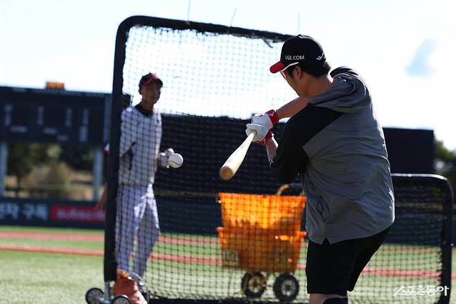 LG 문보경(오른쪽)이 9일 이천 LG챔피언스파크에서 열린 한국시리즈 대비 합숙 훈련 도중 타격 훈련을 소화하고 있다. 사진제공|LG 트윈스